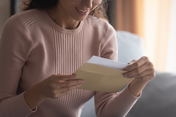 手紙を読むイメージ